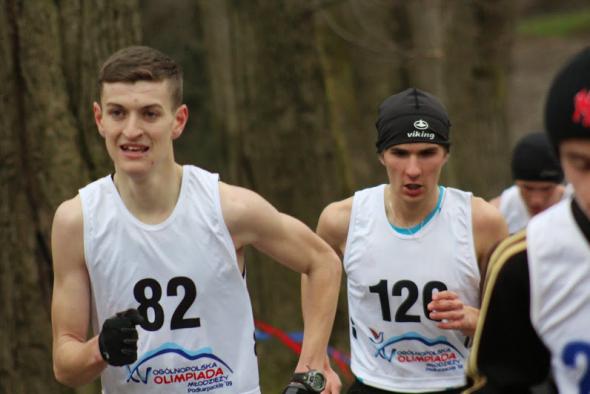 Juniorzy młodsi: Mateusz Kaczor, nr 82, za nim Michał Roguski, decydujący atak.